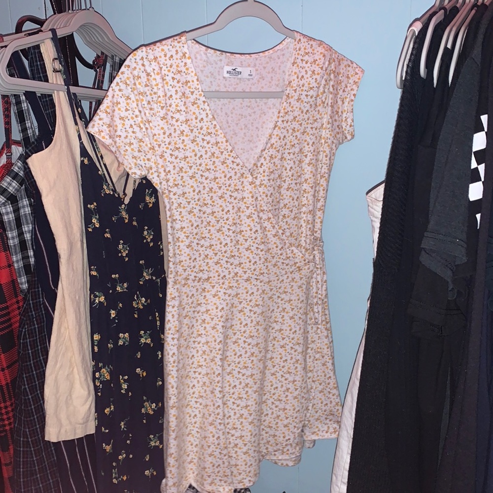 cute little flowered dress ** never worn